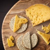Smoked Rainton Tomme with crackers